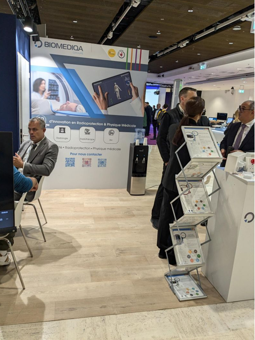 Stand Biomediqa présentant les innovations en radiologie et IA.